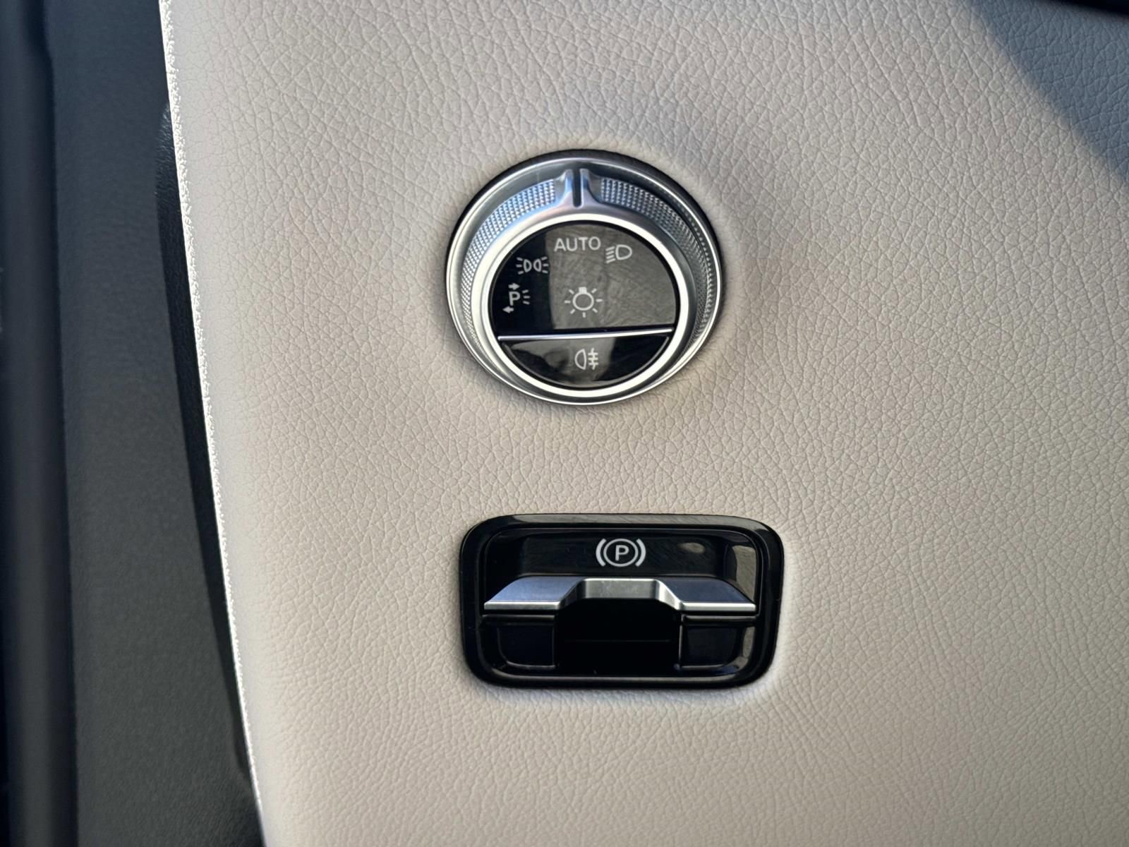 Used 2024 Mercedes-Benz GLC 300 4MATIC image 21