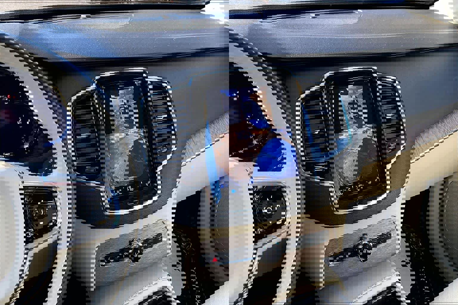 Certified 2024 Volvo XC90 B6 Plus image 6