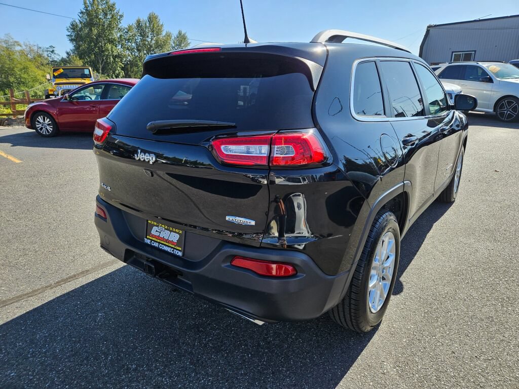 Used 2017 Jeep Cherokee Latitude w/ Cold Weather Group AWD/4WD image 4