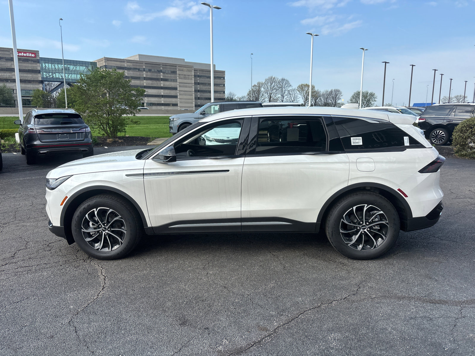 New 2026 Lincoln Nautilus Premier AWD/4WD image 4