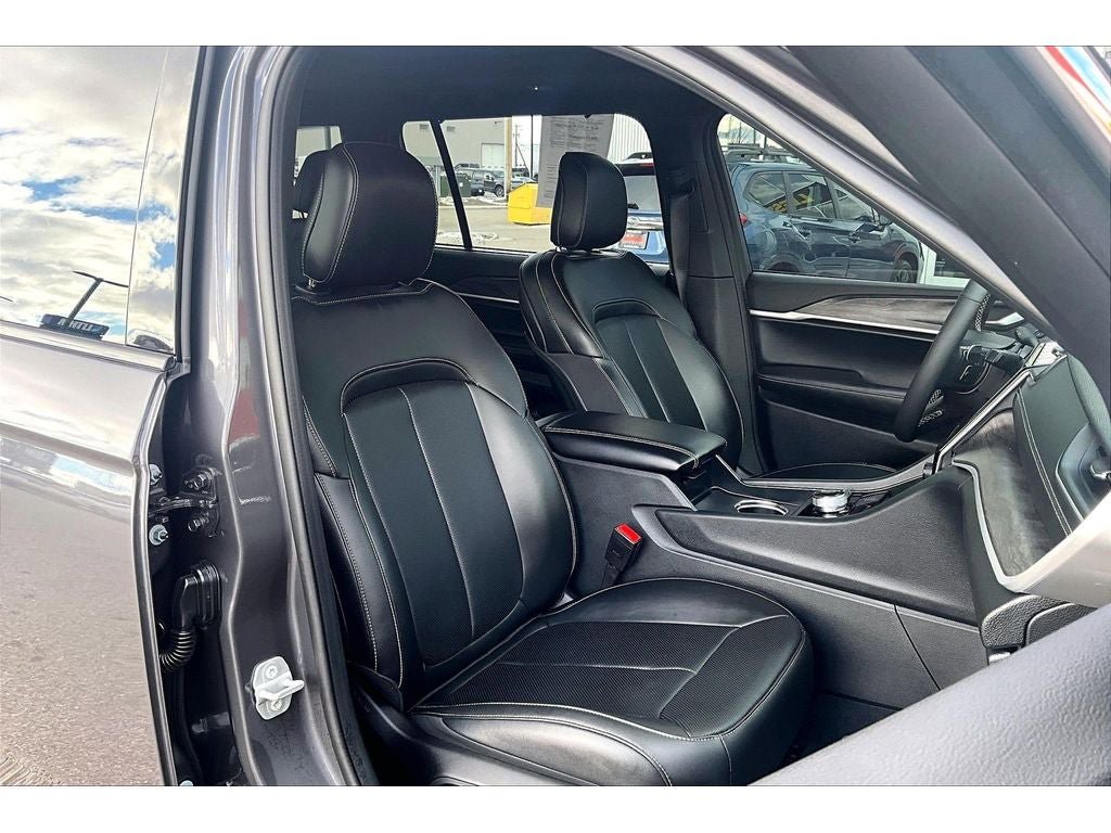 Used 2025 Jeep Grand Cherokee L Limited w/ Luxury Tech Group II image 8
