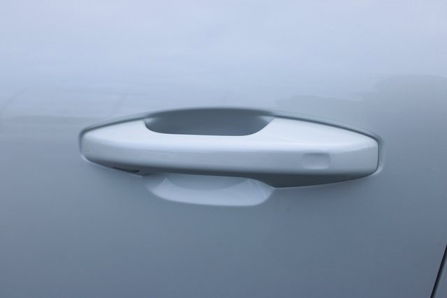 Used 2025 Volvo XC40 B5 Plus image 9