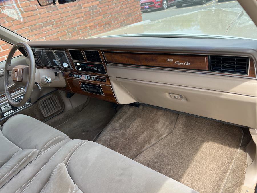 Used 1989 Lincoln Town Car Signature RWD image 35