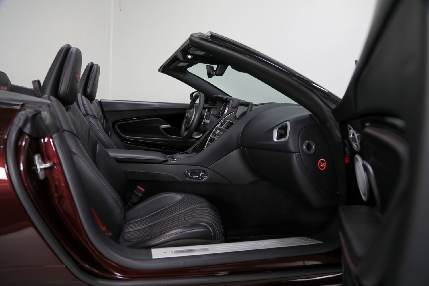 Used 2019 Aston Martin DB11 Volante RWD image 2