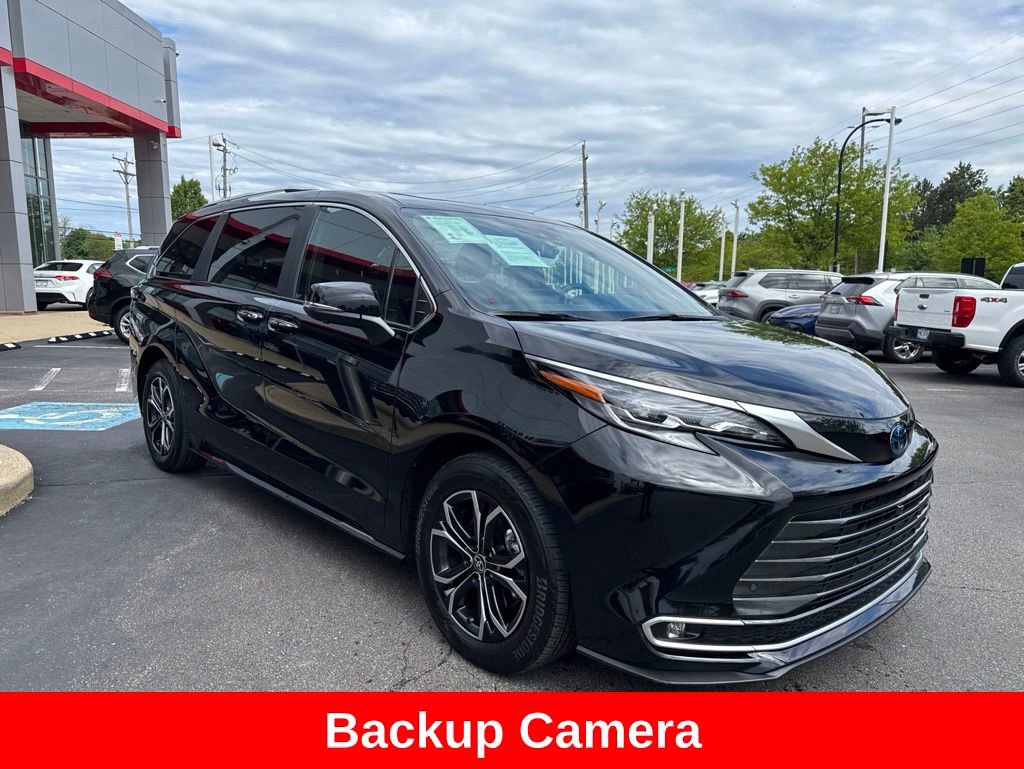 Used 2025 Toyota Sienna Platinum AWD/4WD image 9