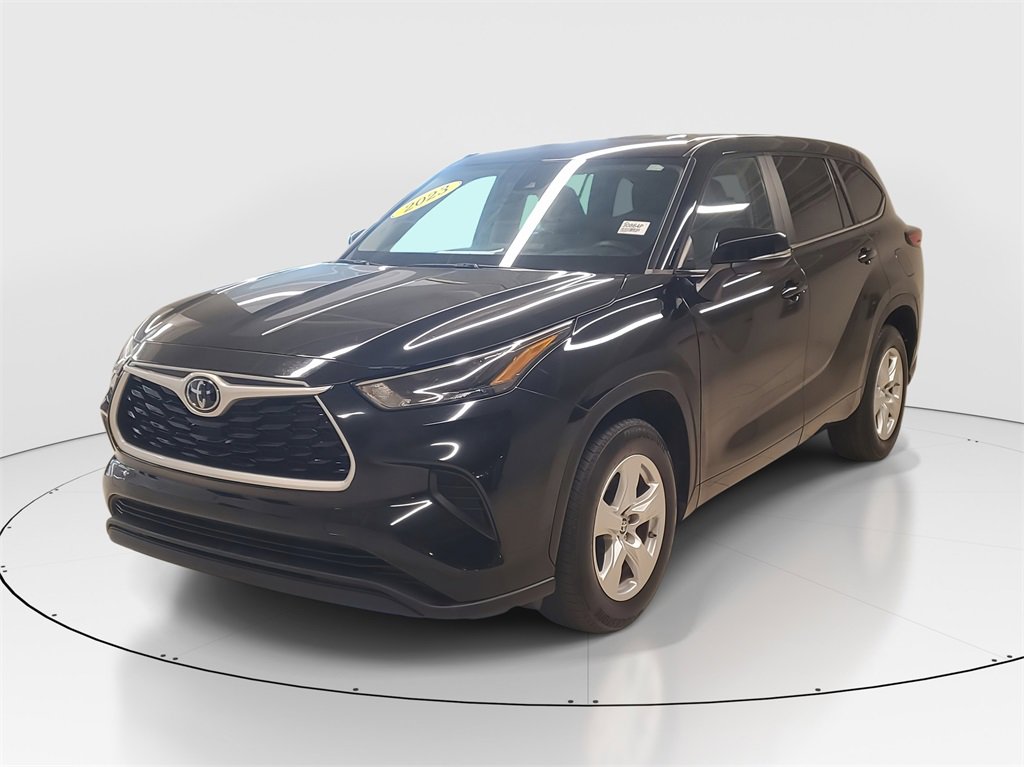 Used 2023 Toyota Highlander L image 3
