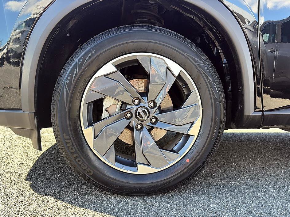 Certified 2025 Nissan Rogue SV FWD image 9