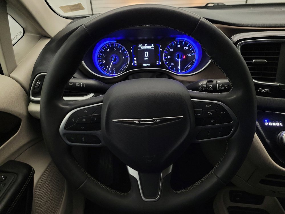 Used 2022 Chrysler Voyager LX image 22