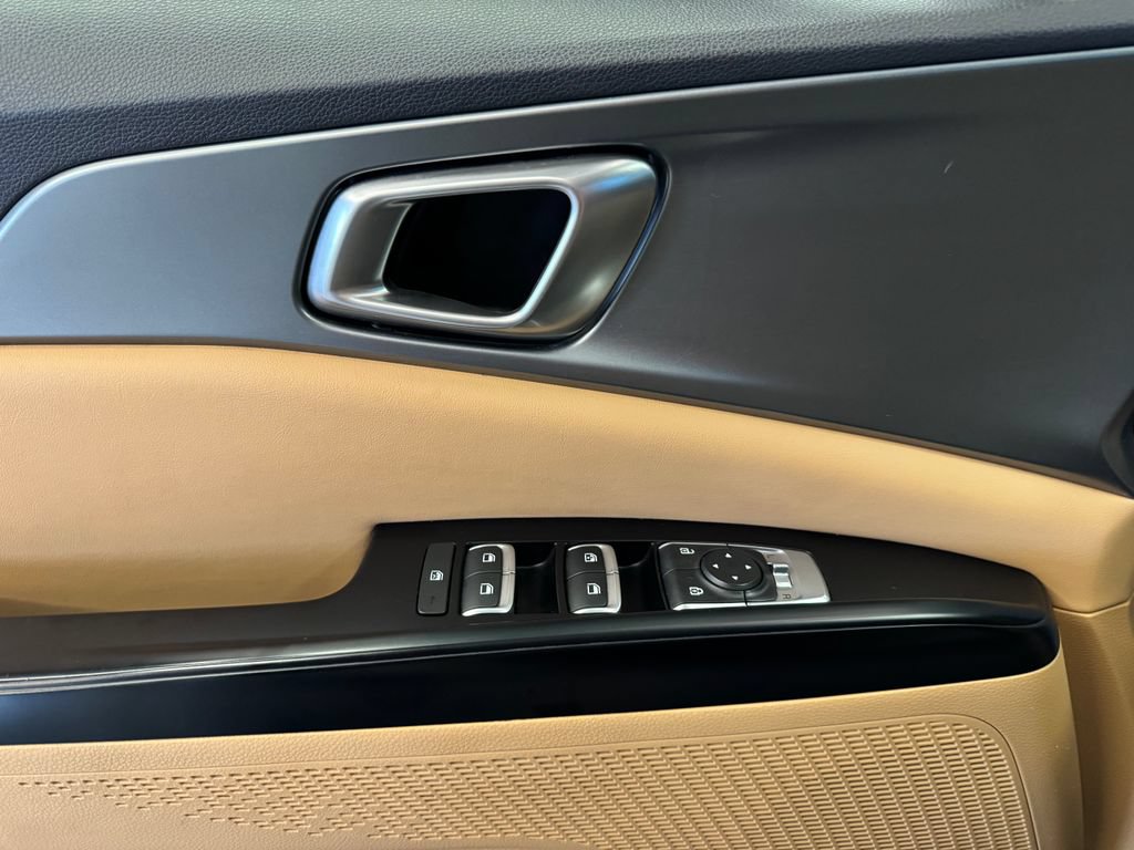 Used 2024 Kia Carnival LX FWD image 19