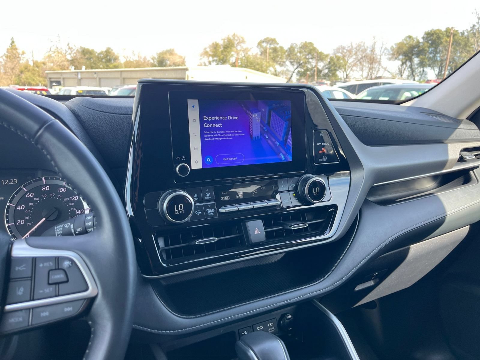 Used 2025 Toyota Highlander LE FWD image 17