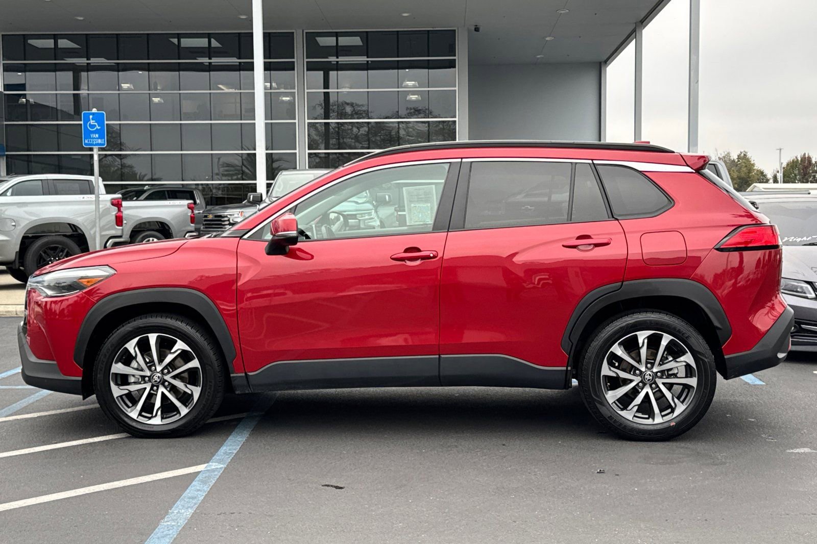 Used 2024 Toyota Corolla Cross XLE image 6