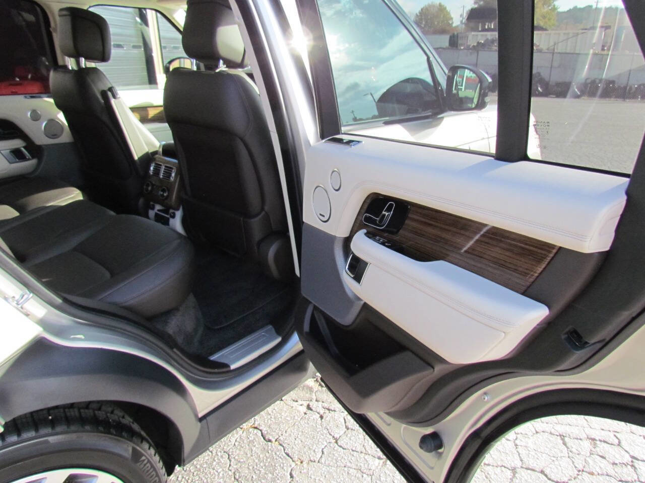 Used 2018 Land Rover Range Rover Supercharged image 17
