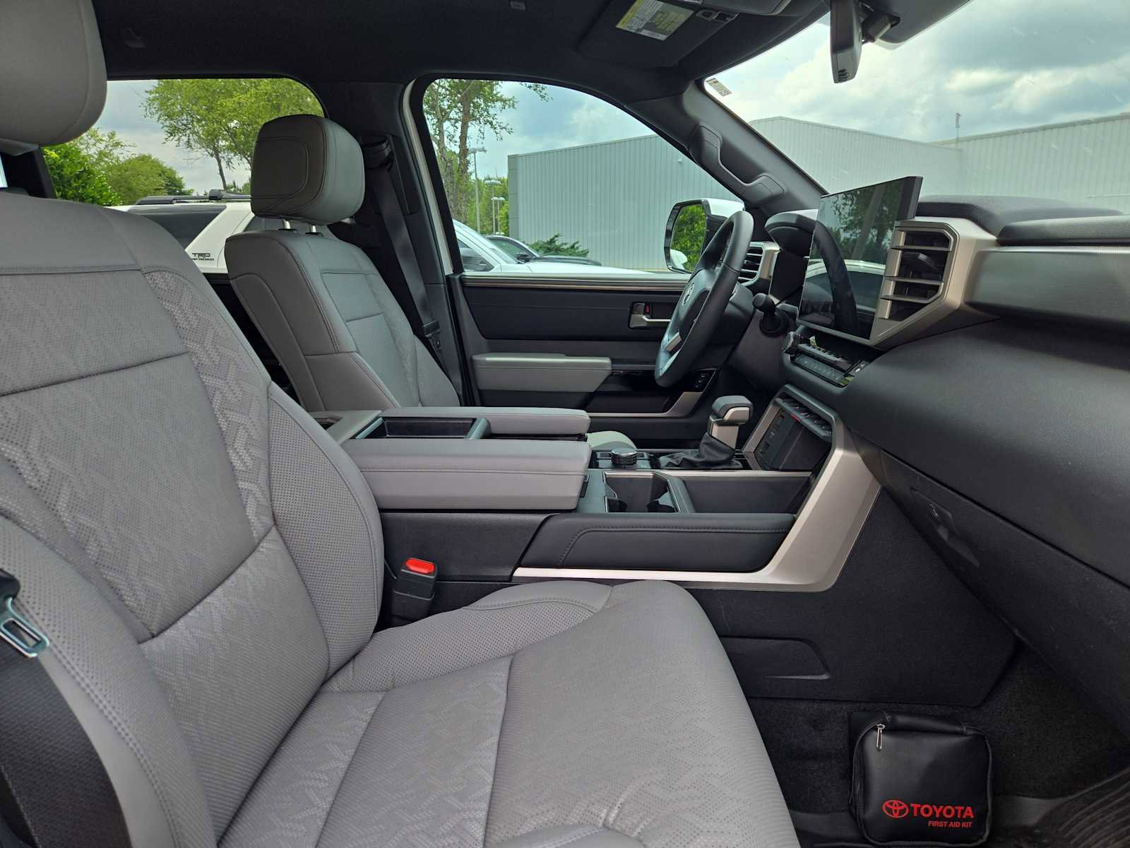Used 2025 Toyota Tundra Limited AWD/4WD image 3