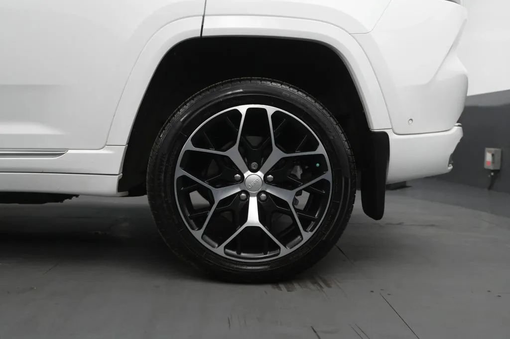 Used 2022 Jeep Grand Cherokee Summit AWD/4WD image 18