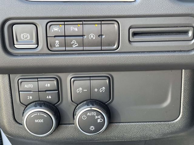 Used 2023 Chevrolet Suburban Premier image 24