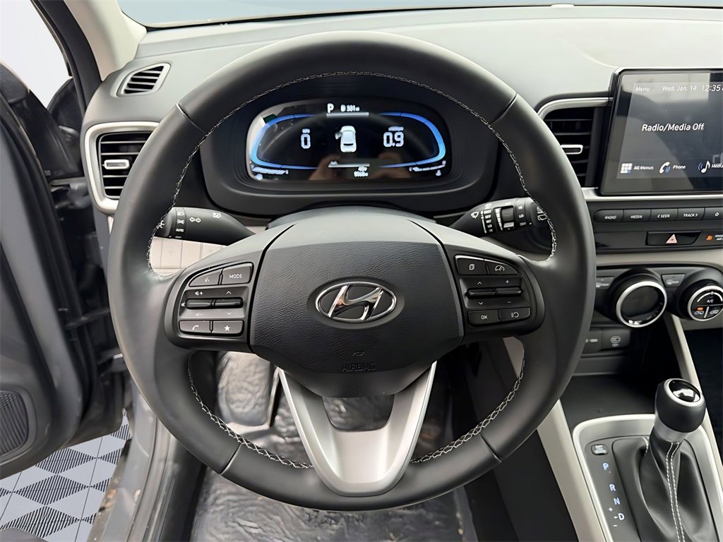 Certified 2025 Hyundai Venue SEL image 18