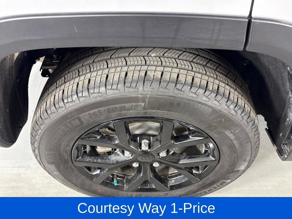Used 2024 Jeep Grand Cherokee Altitude AWD/4WD image 13