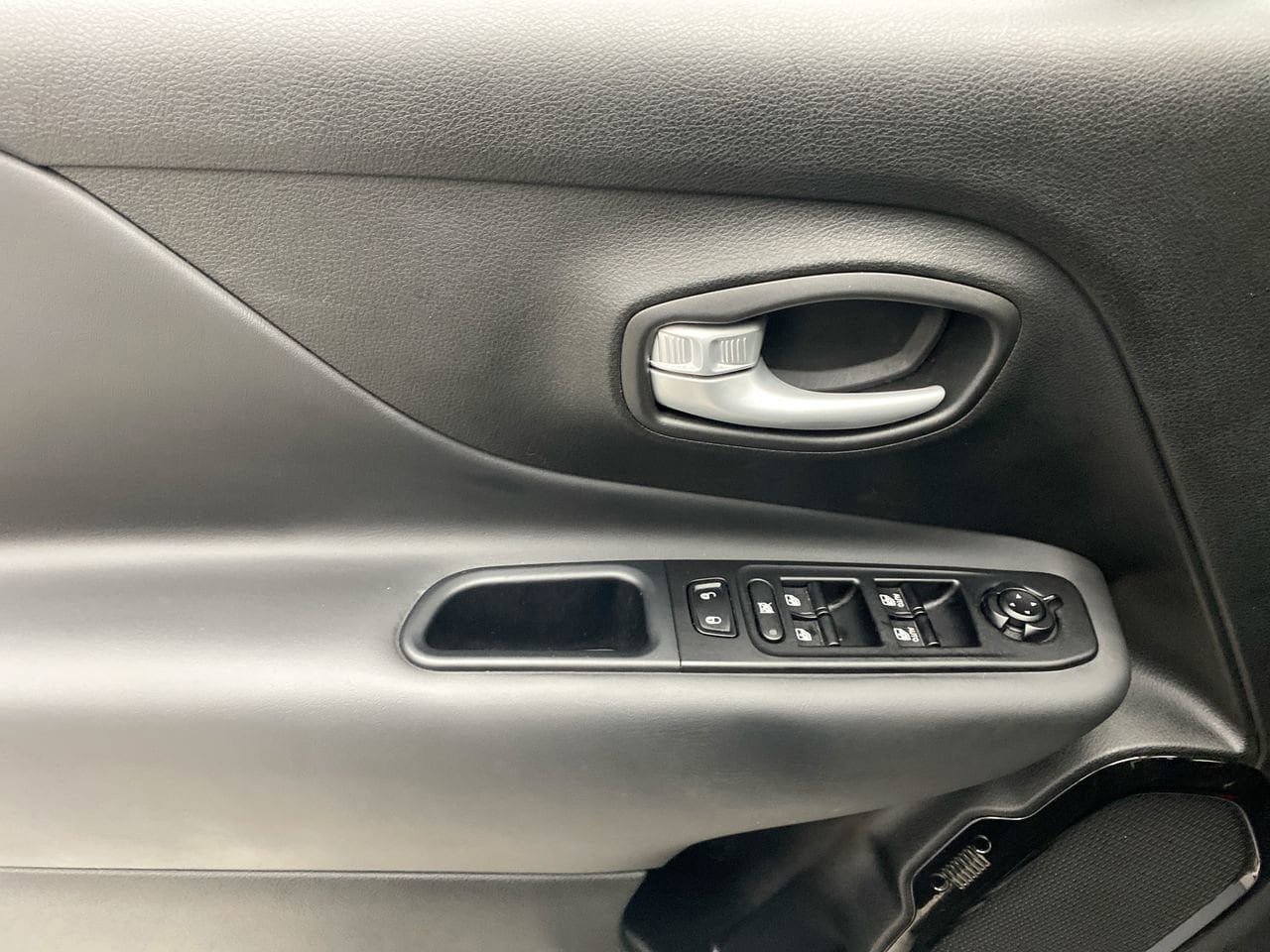 Used 2023 Jeep Renegade Altitude w/ Sun/Sound Group AWD/4WD image 12