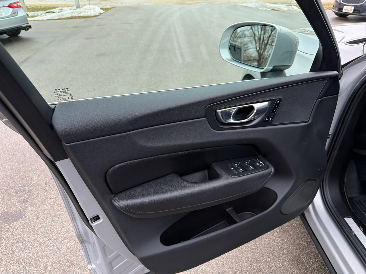 Used 2022 Volvo XC60 B5 Momentum w/ Climate Package image 17