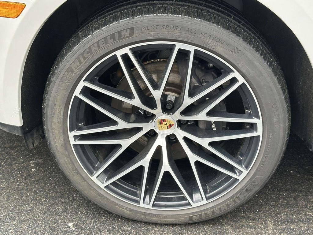 Certified 2025 Porsche Macan image 11