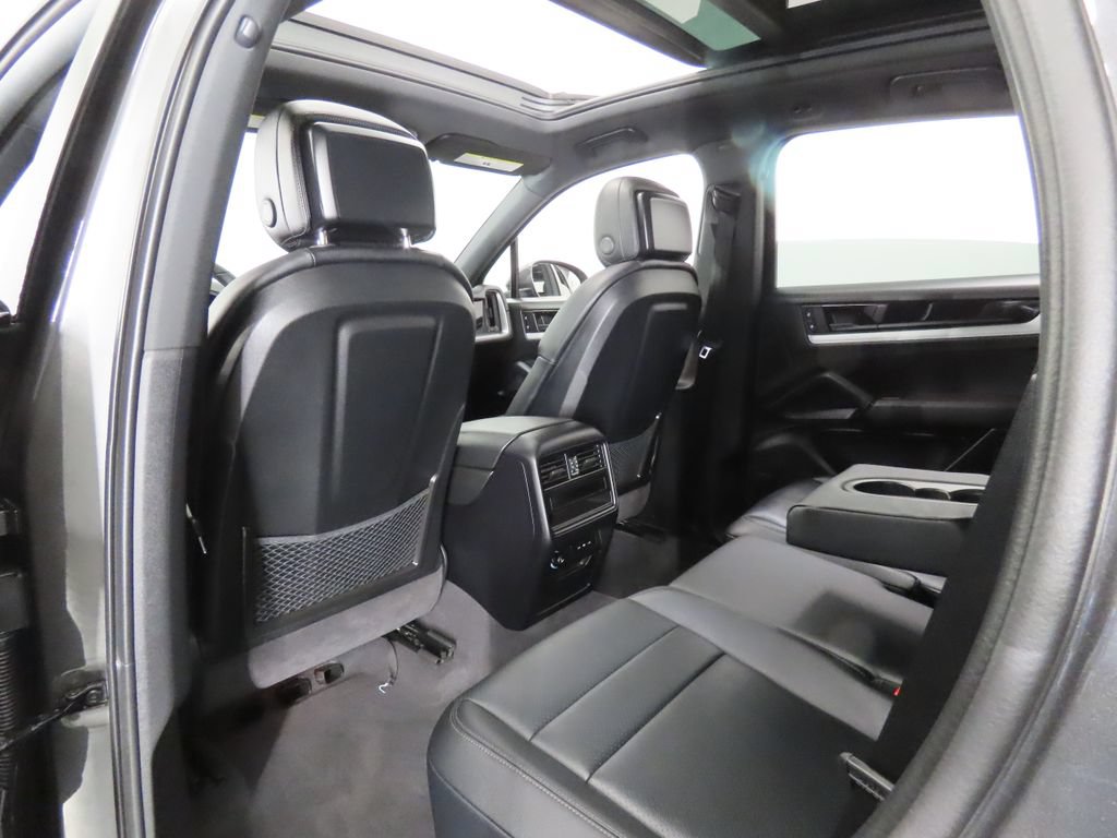 Certified 2025 Porsche Cayenne AWD/4WD image 44