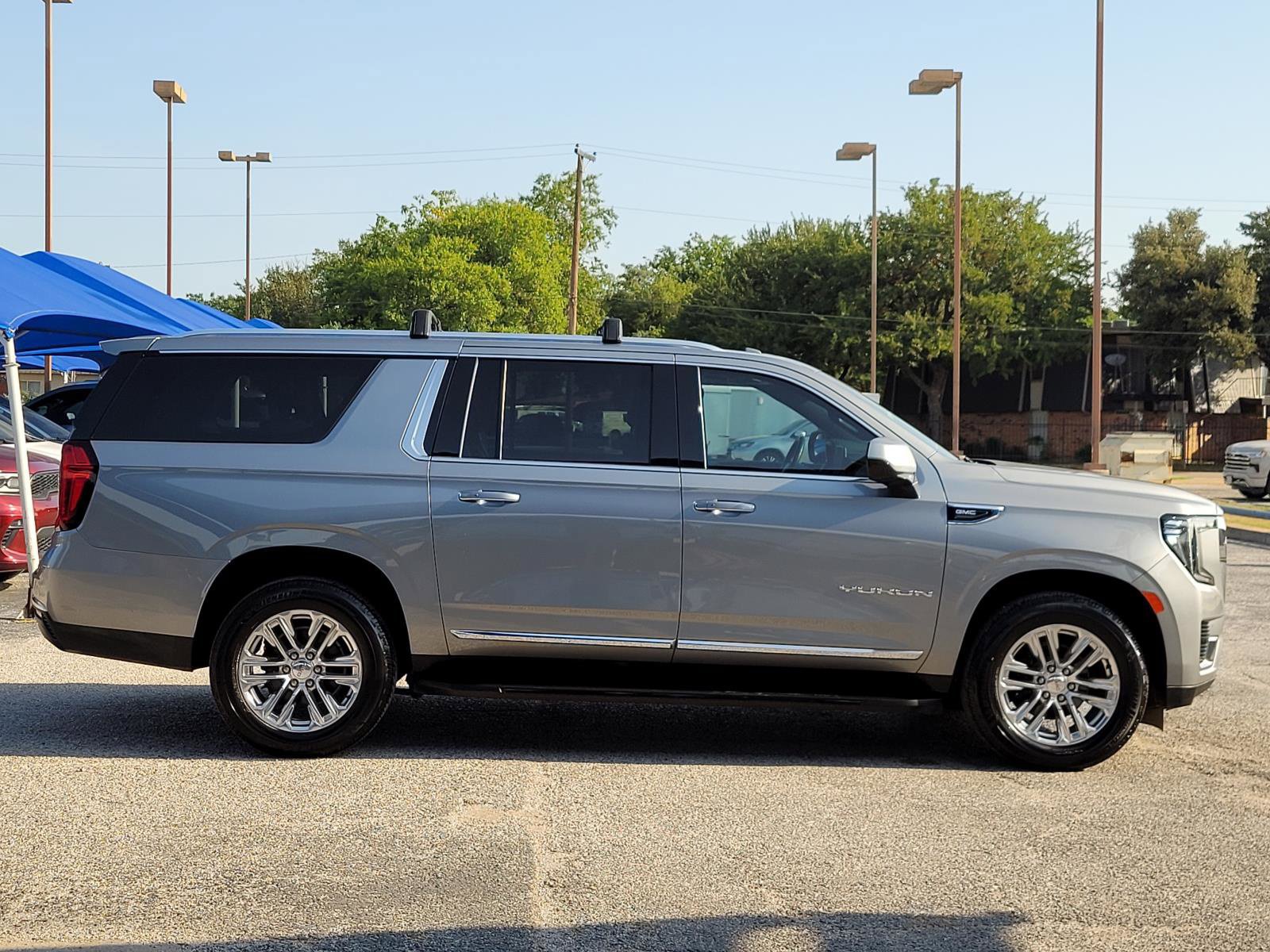 Used 2023 GMC Yukon XL SLT AWD/4WD image 7