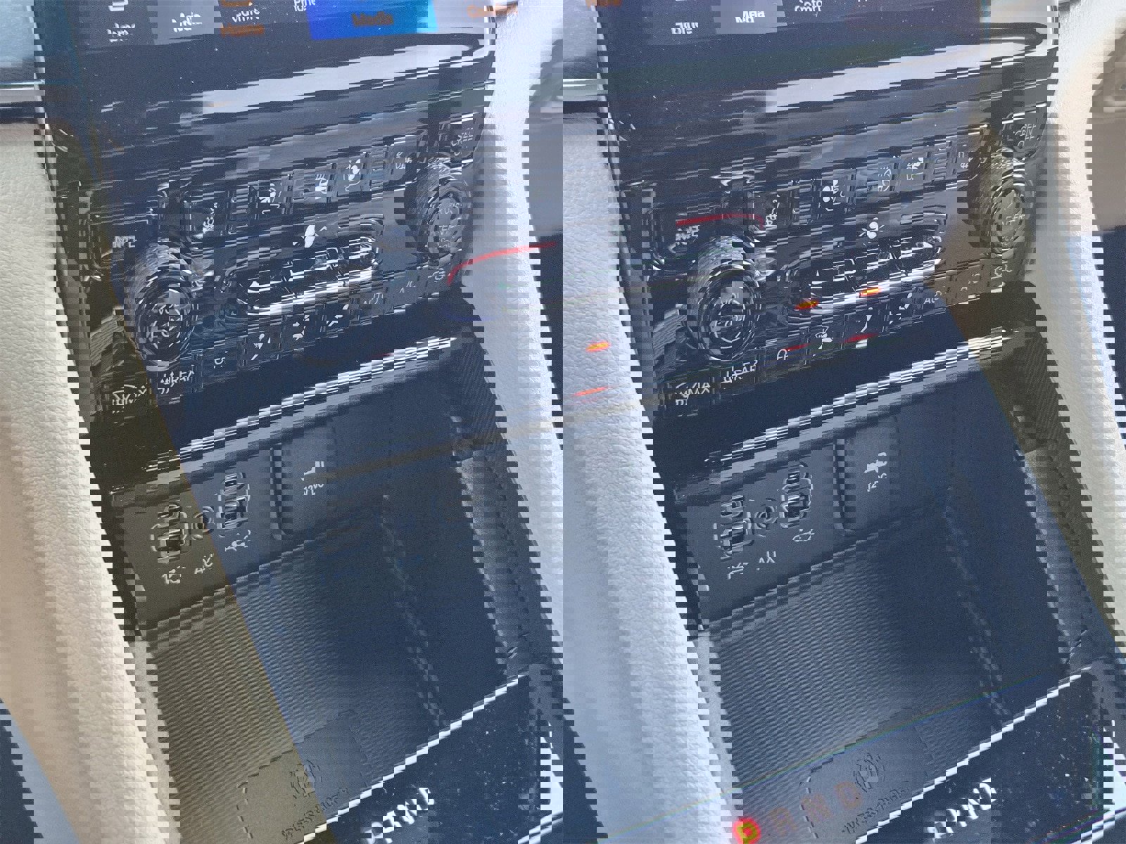 New 2025 Jeep Grand Cherokee L Limited w/ Luxury Tech Group II image 18