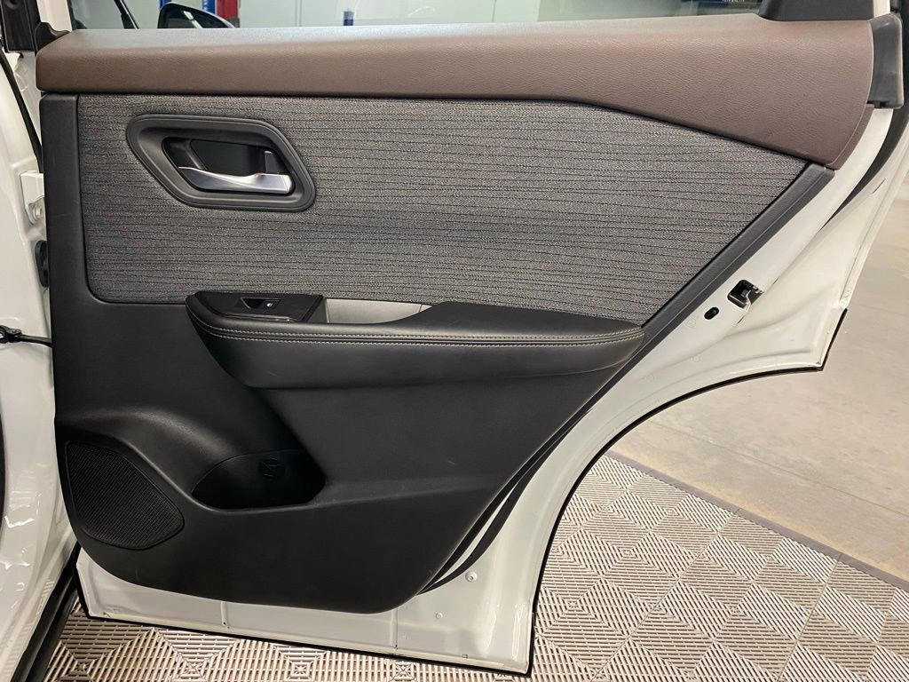 Used 2023 Nissan Rogue SV image 11