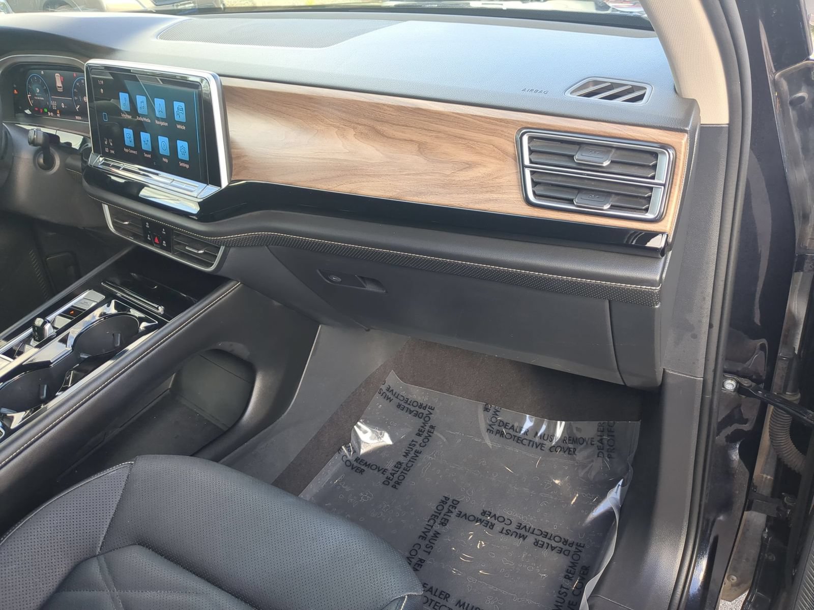 Used 2024 Volkswagen Atlas SE FWD image 28