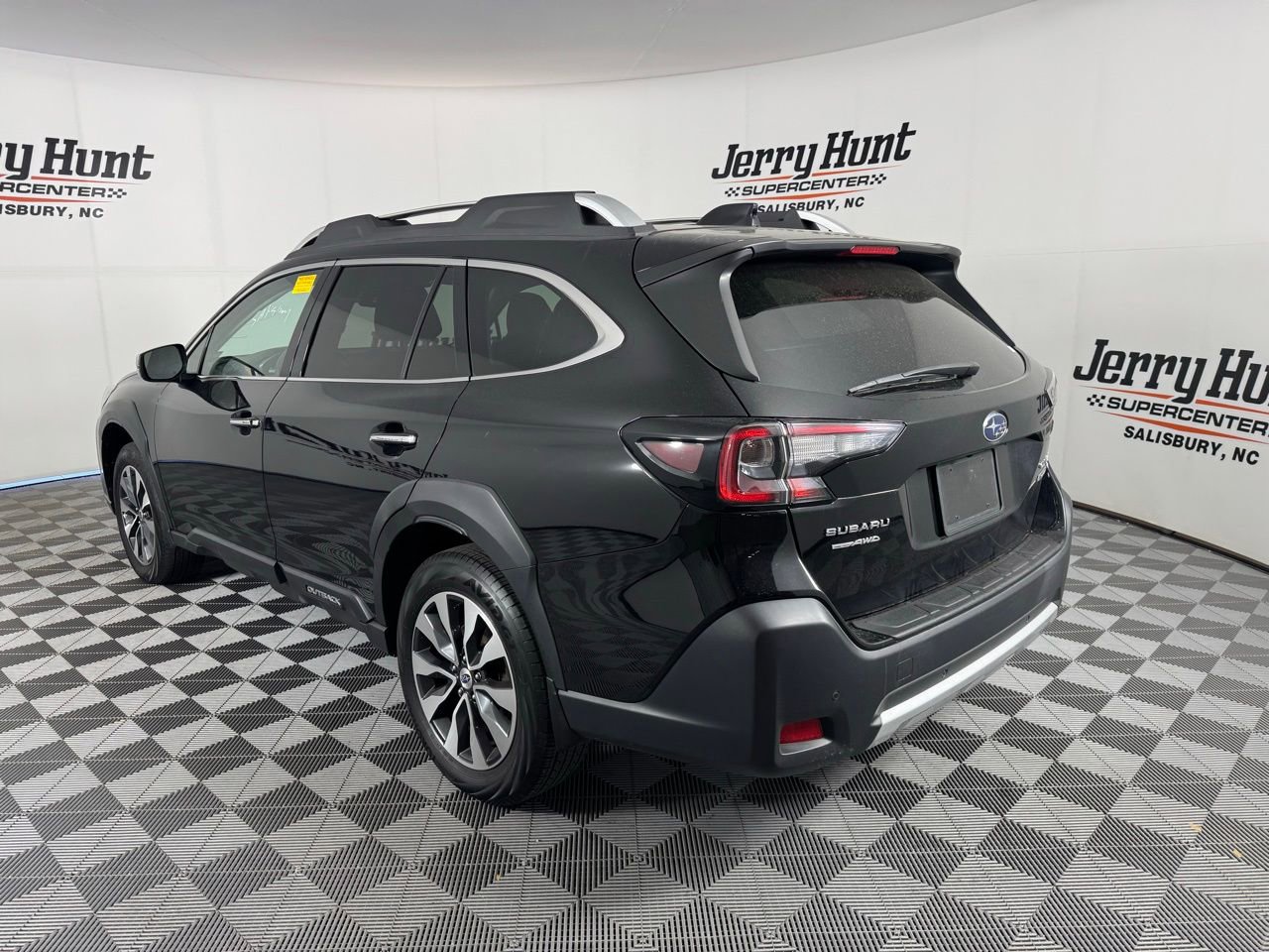 Used 2023 Subaru Outback Touring XT AWD/4WD image 8