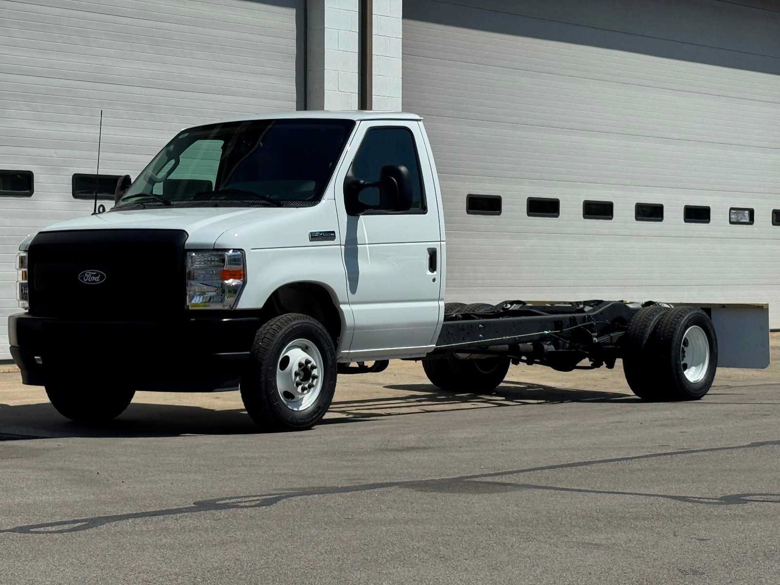 Used 2027 Ford E-450 and Econoline 450 Super Duty w/ Driver's Safety Package RWD image 1