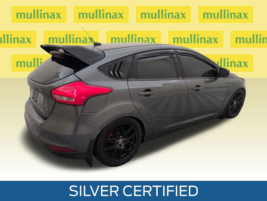 Used 2018 Ford Focus SEL w/ Cold Weather Package FWD image 3
