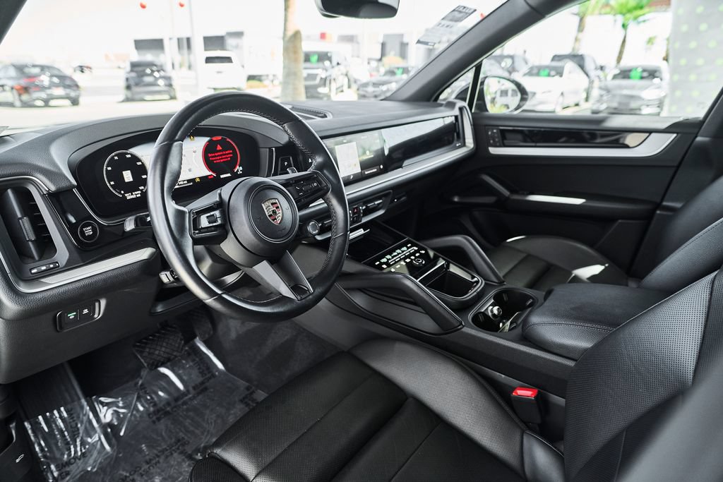 Used 2024 Porsche Cayenne AWD/4WD image 2