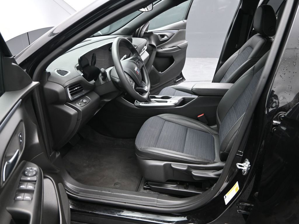 Used 2025 Buick Envista Preferred w/ Advanced Safety Package image 16