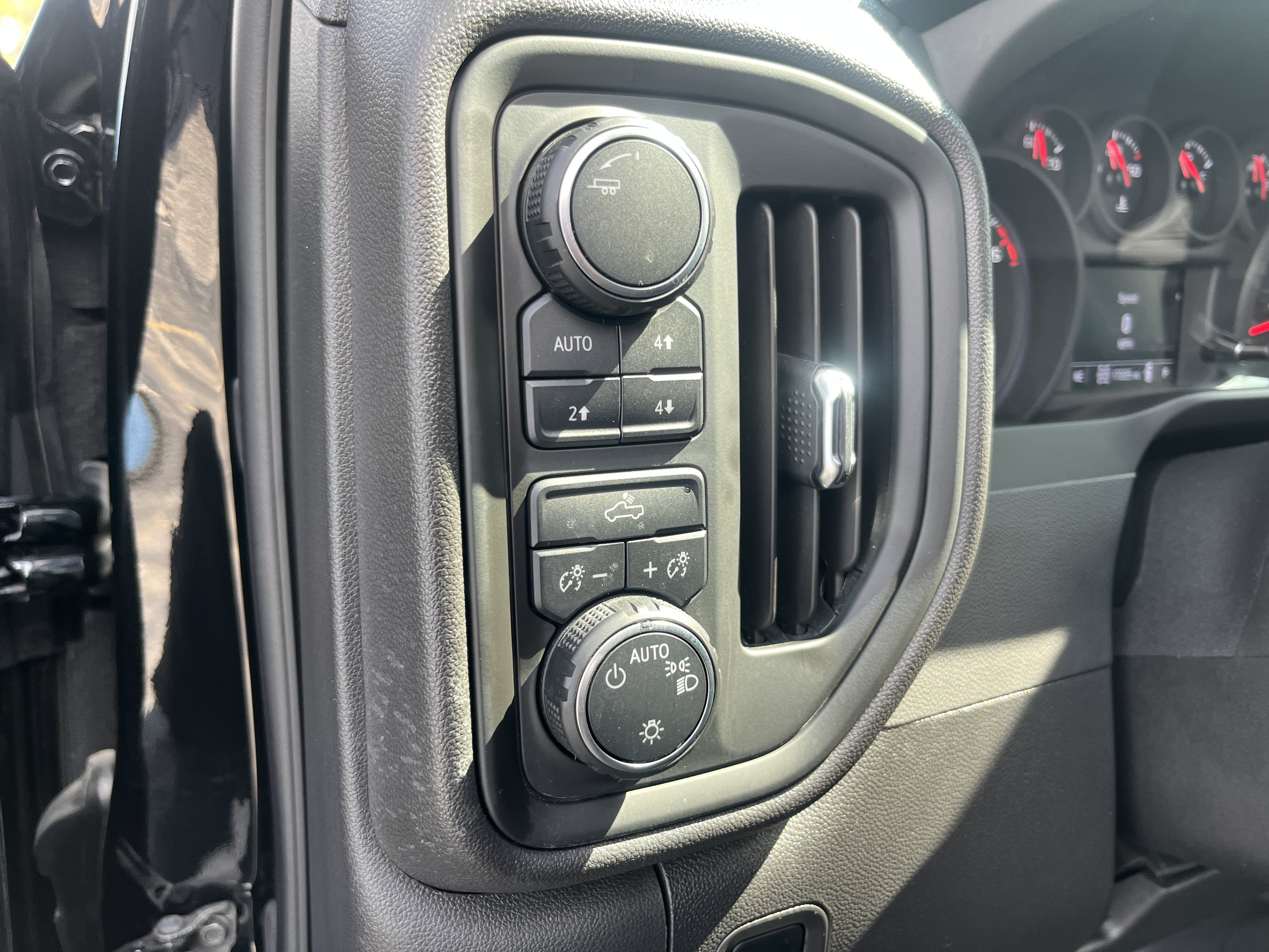 Used 2025 Chevrolet Silverado 1500 Custom Trail Boss w/ LPO, Dark Essentials Package AWD/4WD image 18