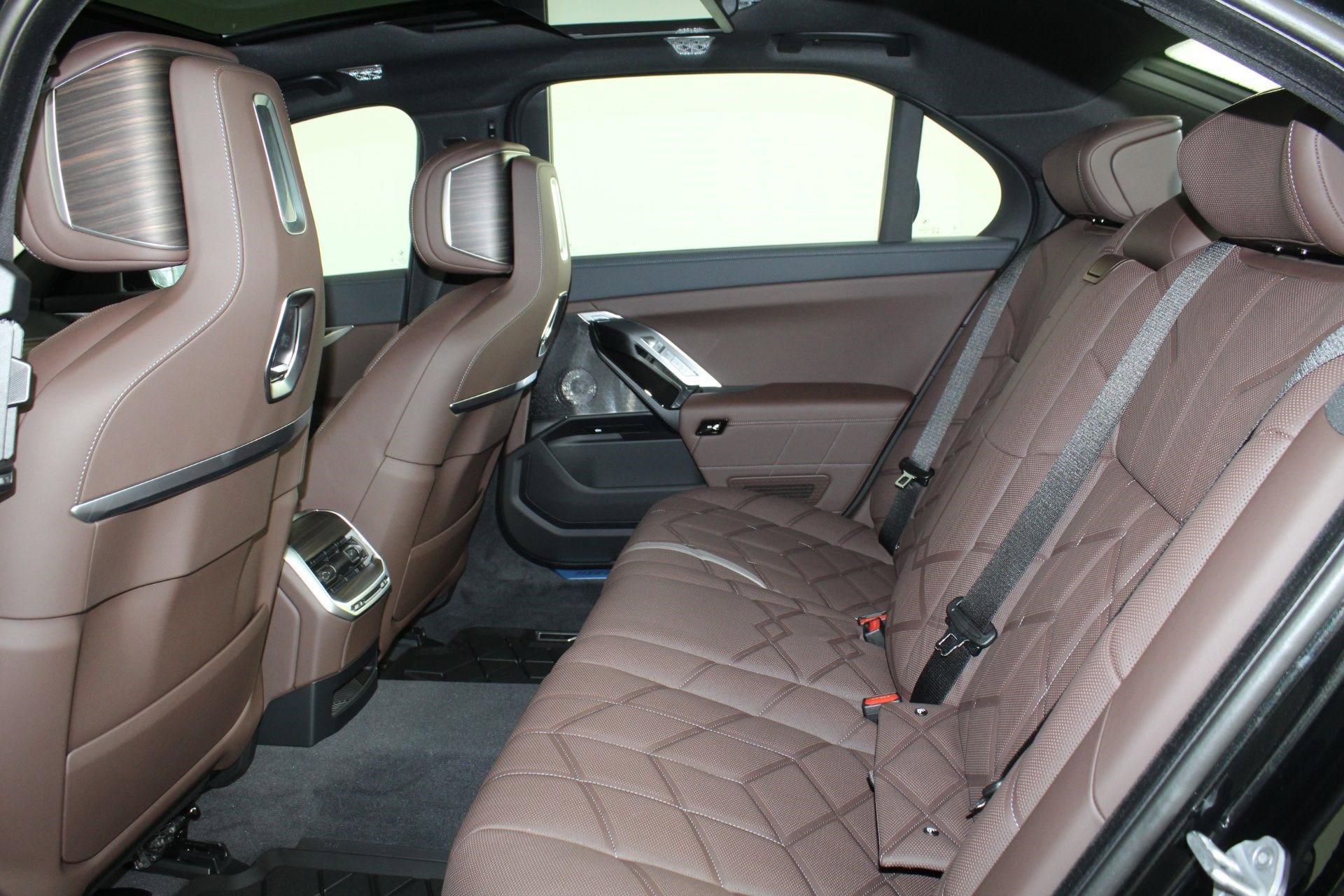 New 2026 BMW 750e xDrive w/ Executive Package image 24