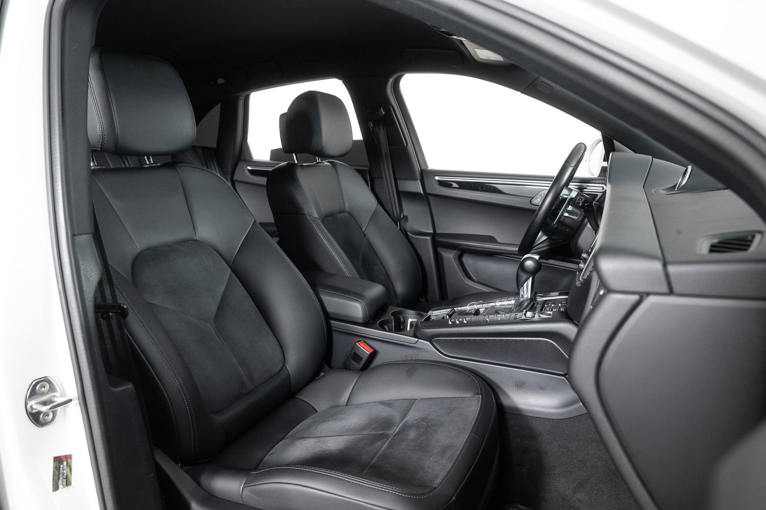 Used 2018 Porsche Macan image 28