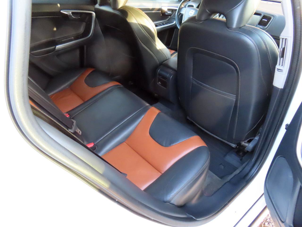 Used 2018 Volvo V60 T5 Cross Country w/ Convenience Package image 18