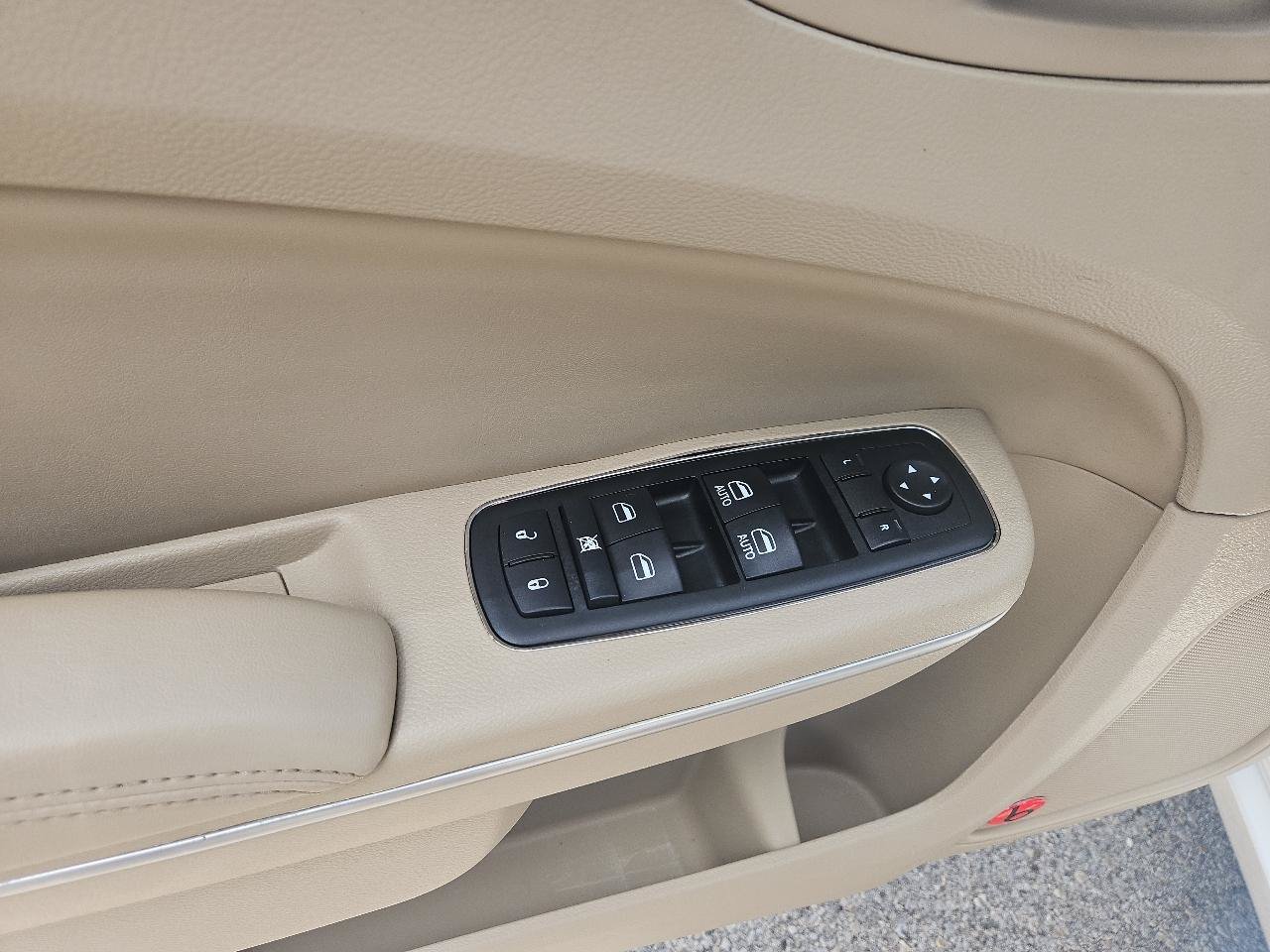 Used 2014 Chrysler 300 C w/ Beats Audio Group AWD/4WD image 19