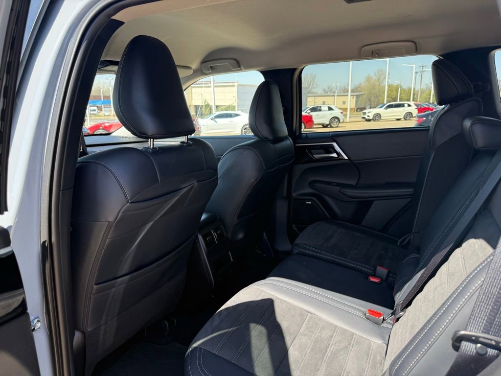 Used 2025 Mitsubishi Outlander SE image 25