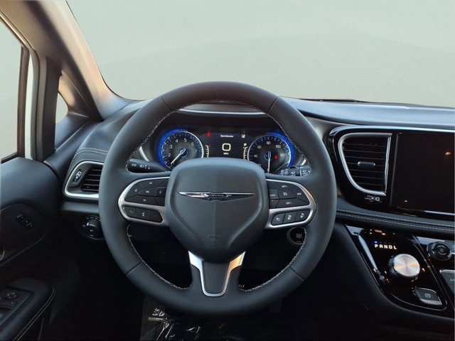New 2026 Chrysler Pacifica Select image 13