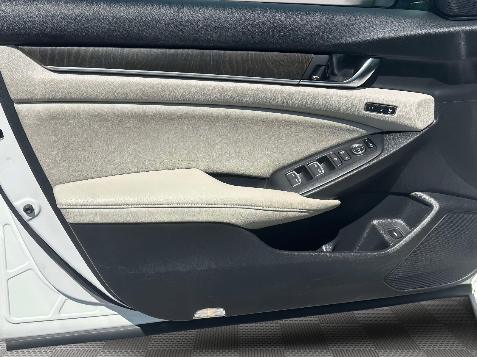 Used 2018 Honda Accord Touring image 17