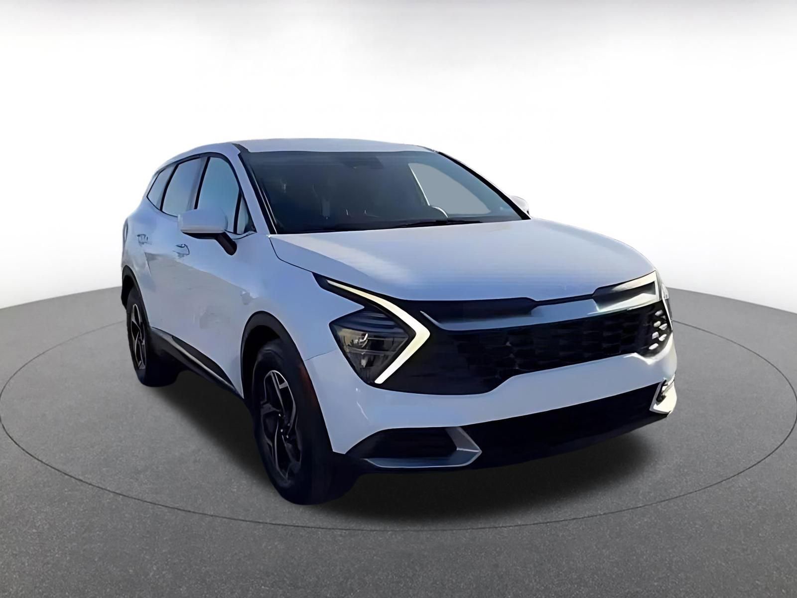 Used 2025 Kia Sportage LX image 4