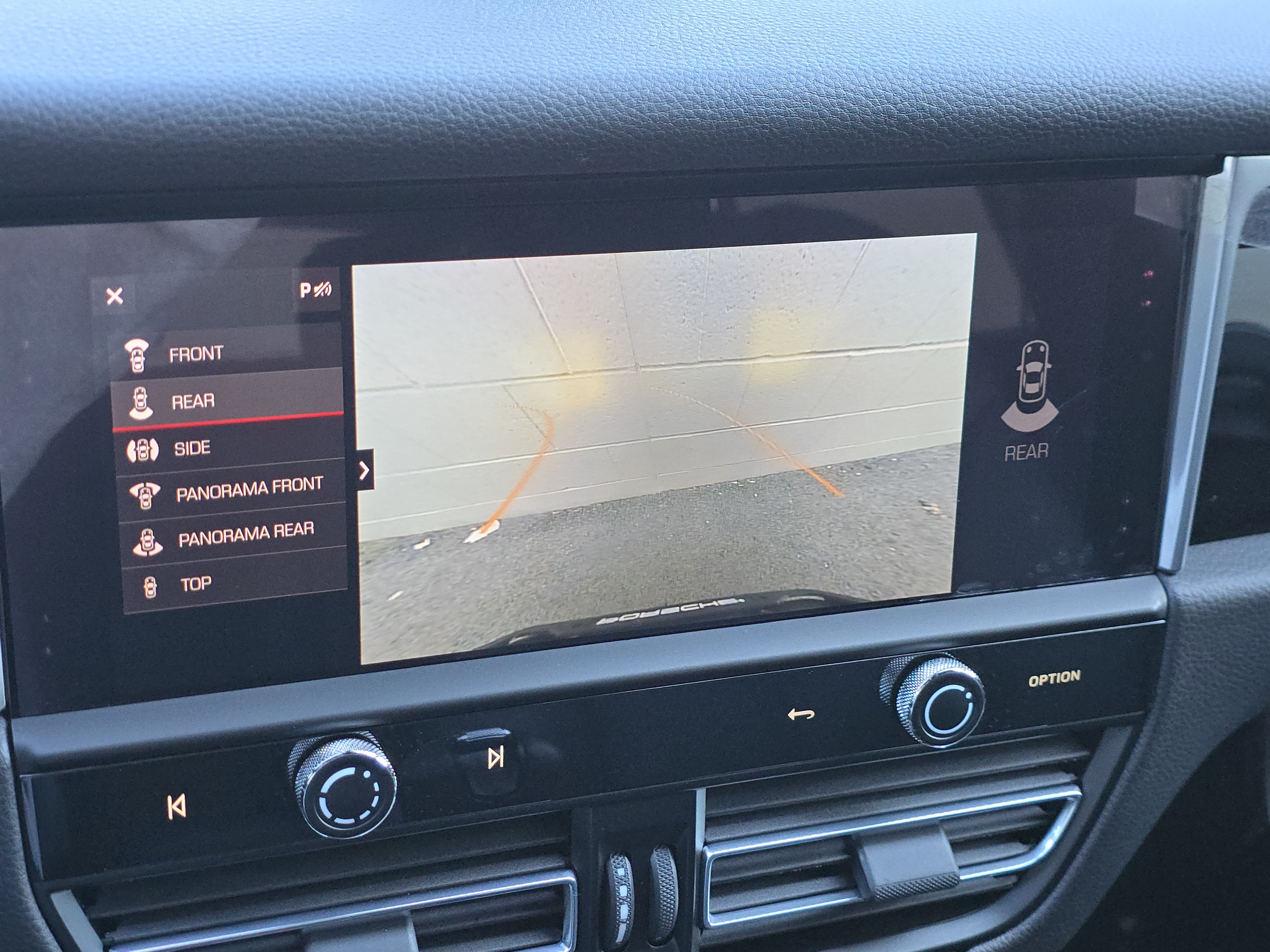 Certified 2025 Porsche Macan AWD/4WD image 12