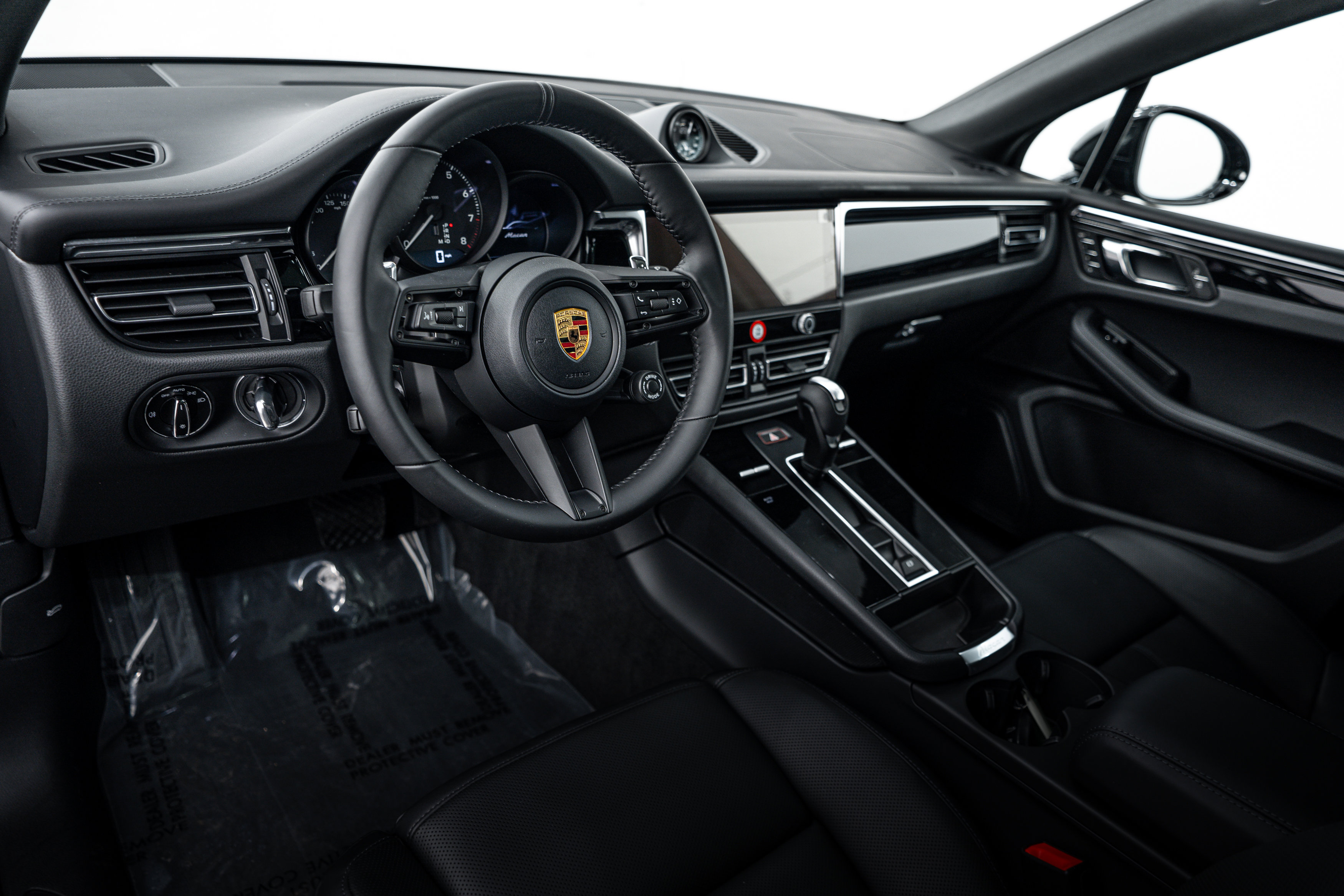 Certified 2026 Porsche Macan AWD/4WD image 4