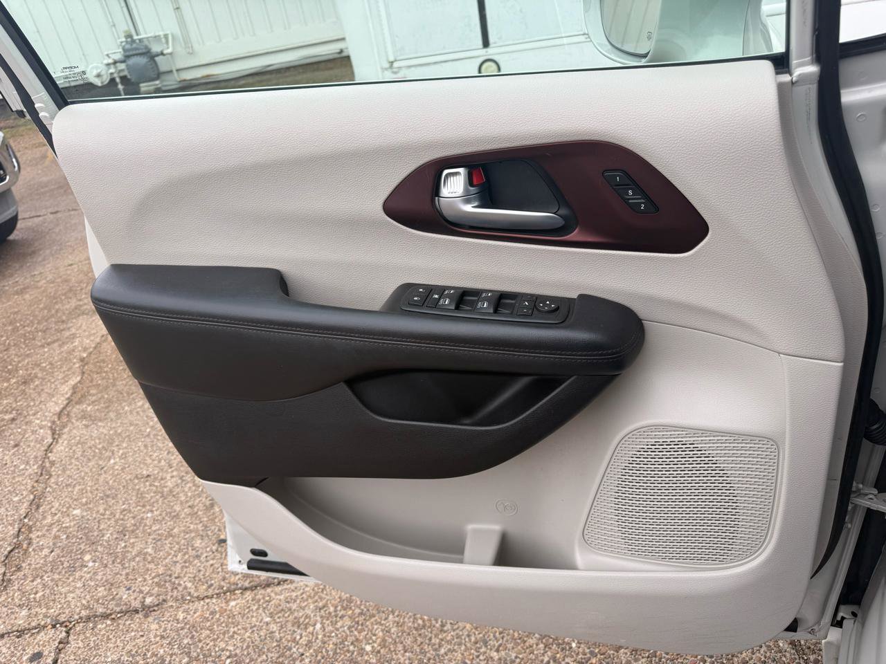 Used 2020 Chrysler Pacifica Limited w/ Tire & Wheel Group image 12