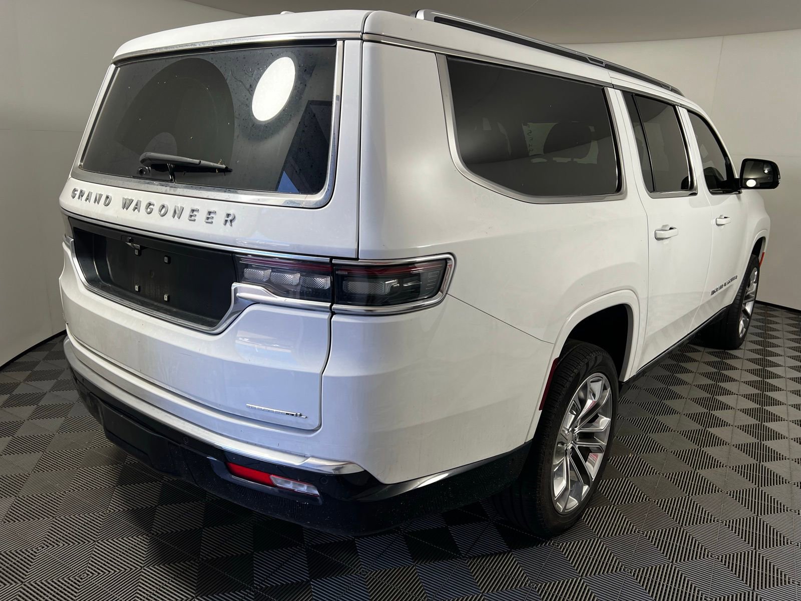 Used 2023 Jeep Grand Wagoneer L Series II w/ Premium Group II image 5