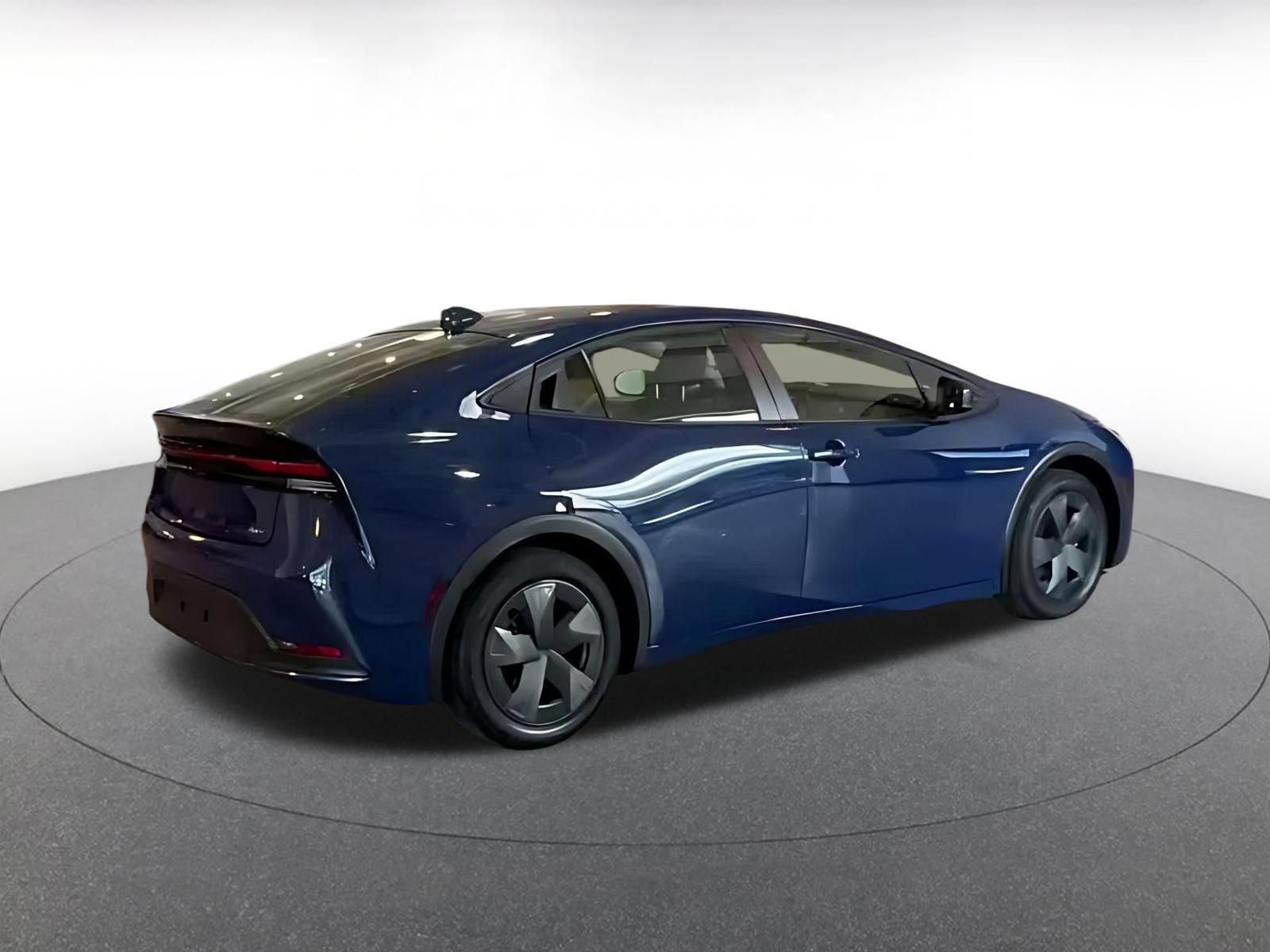 Used 2025 Toyota Prius LE FWD image 9
