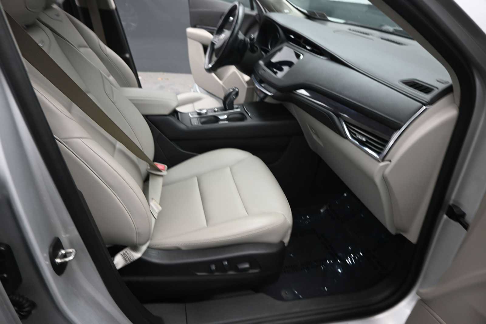 Used 2019 Cadillac XT4 Luxury w/ Cold Weather Package AWD/4WD image 21