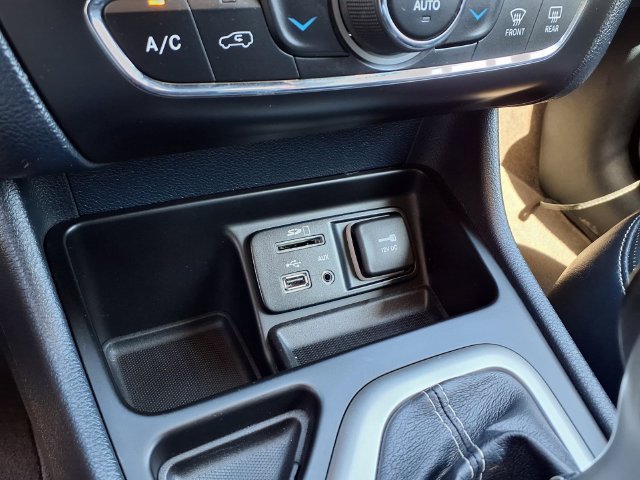 Used 2014 Jeep Cherokee Limited w/ Luxury Group FWD image 27